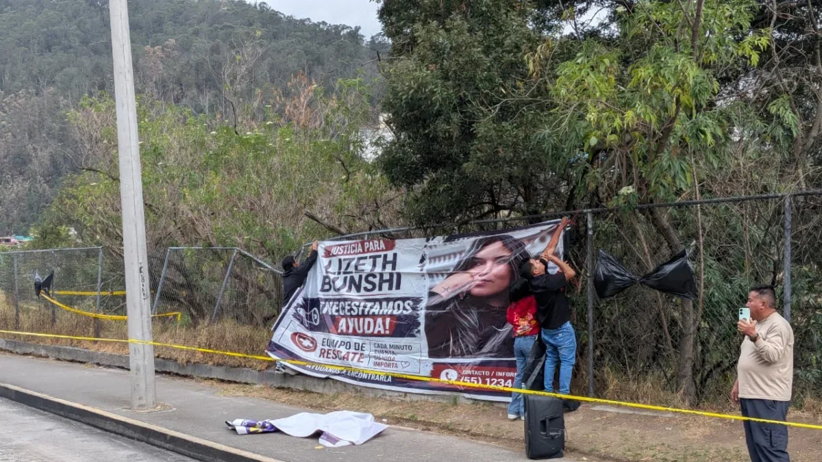 Familiares de Lizeth Bunshi acudieron a la reconstrucción de los hechos en Cumandá y colocaron una pancarta para exigir justicia.
