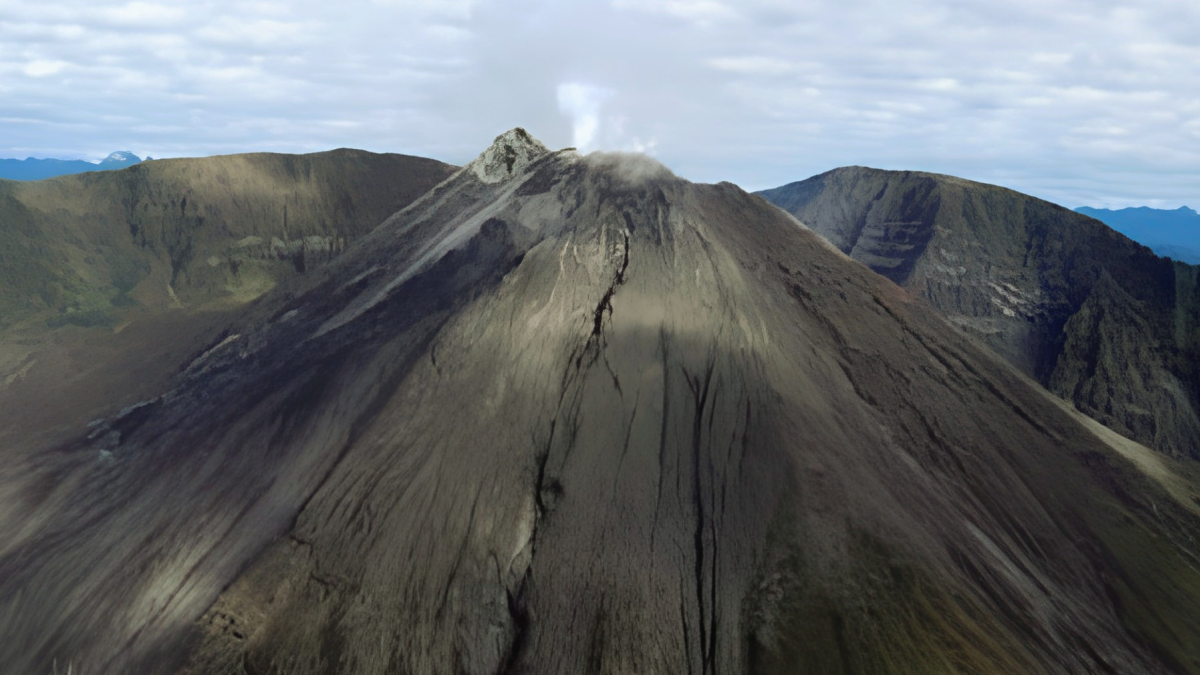 El volcán El Reventador está ubicado entre las provincias de Napo y Sucumbíos.