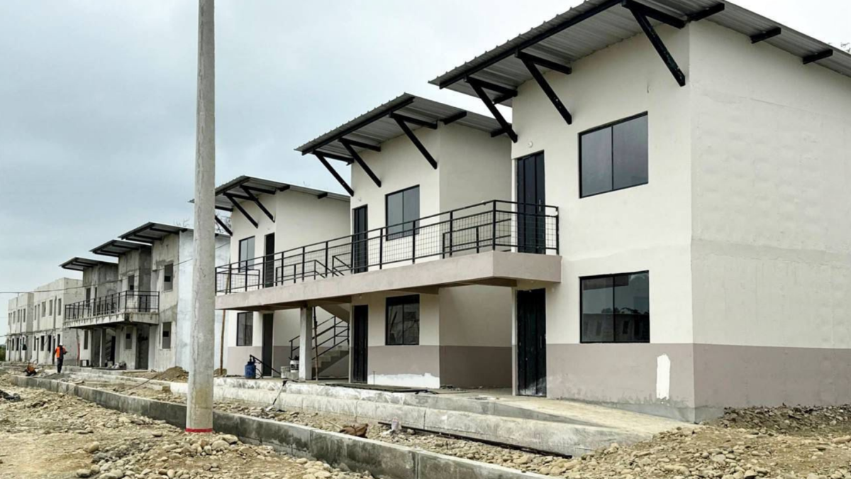 Casas en contrucción de programas habitacionales en Ecuador.