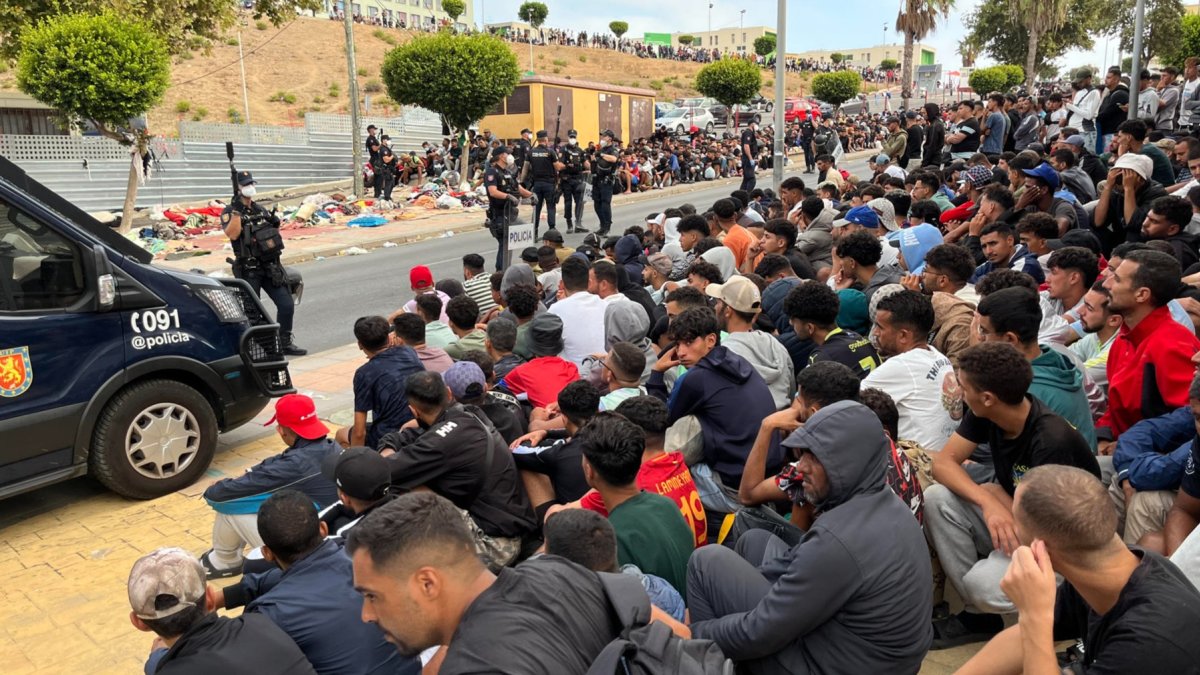 Un campamento temporal para migrantes que permanecen todavía en el territorio un mes después de la entrada de más de 70.000 personas a través de la frontera con Marruecos.