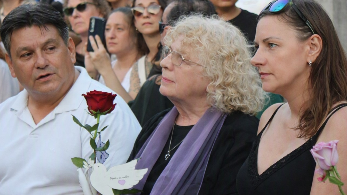 Familiares y allegados recuerdan a Mónika Silva en un acto conmemorativo en Ecuador.