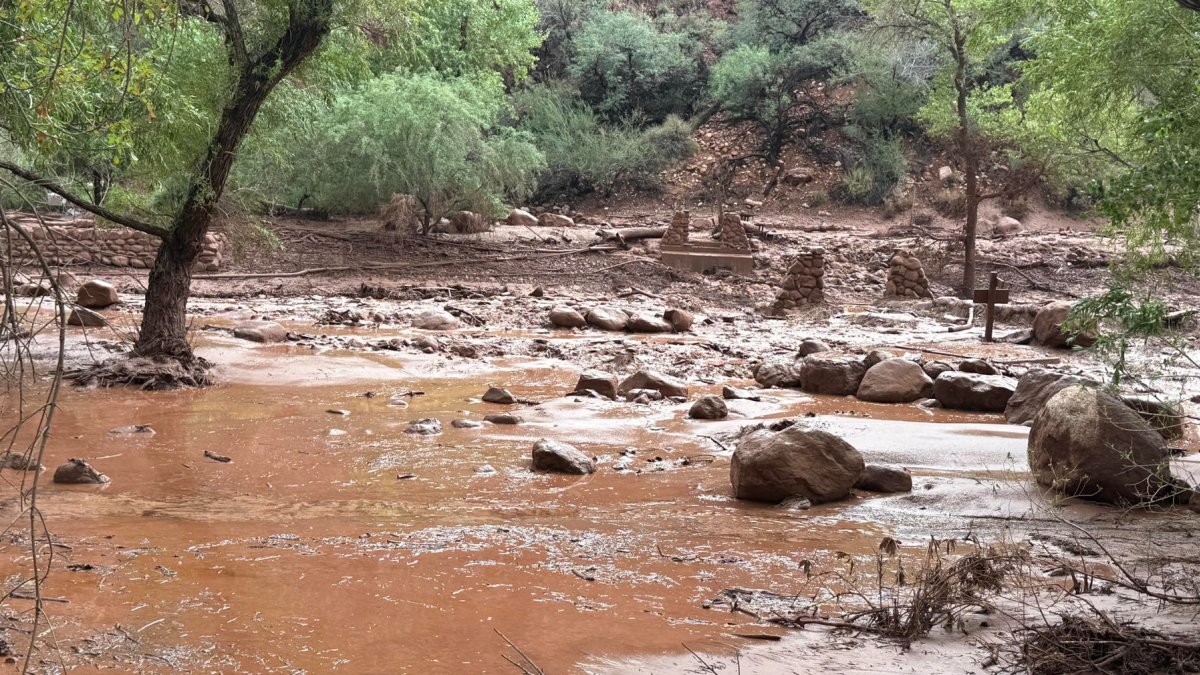 Restos de los pilares de un puente de piedra destruido debido a una crecida repentina del arroyo Bright Angel en Arizona (EE.UU.).