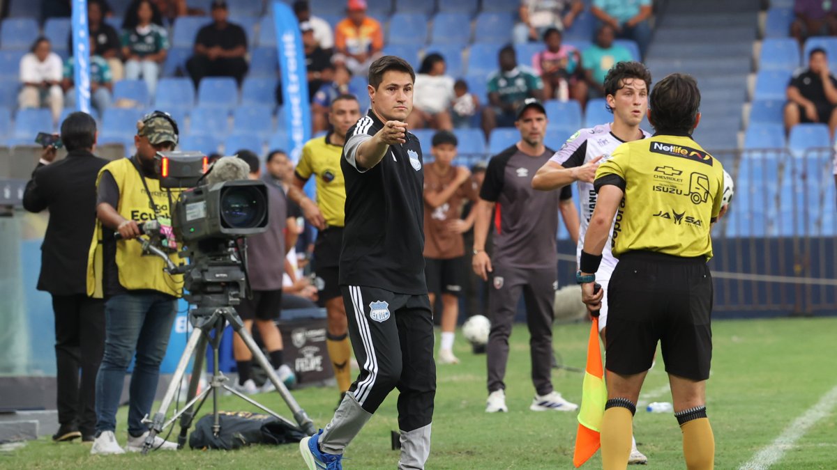Ezequiel Medrán en la zona técnica en el partido Emelec vs Leones.