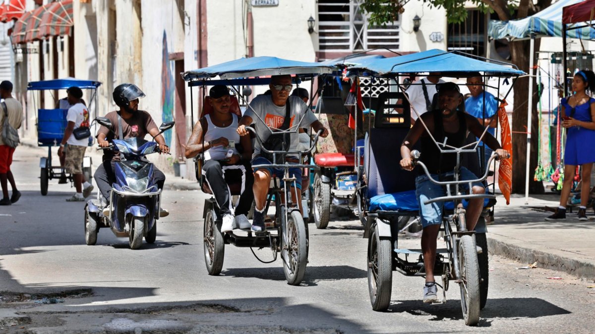 Personas se transportan en bicitaxis el 26 de agosto de 2026 en La Habana (Cuba).