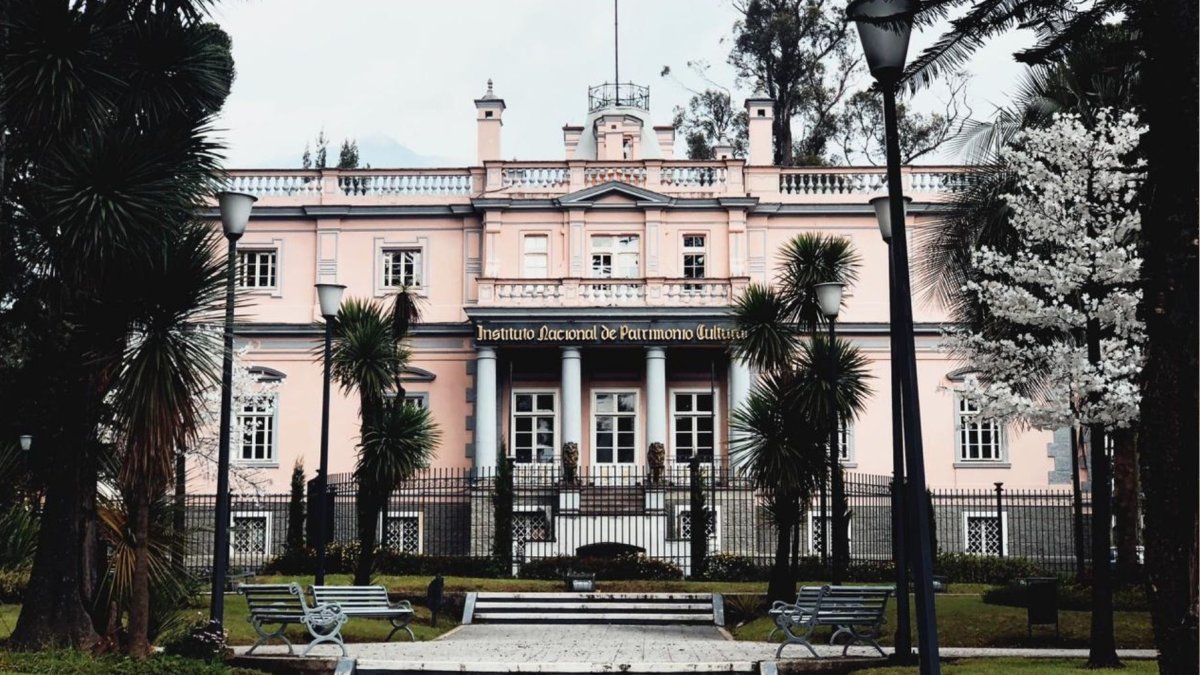 Como Cronista de la Ciudad, Jorge Salvador Lara estaba rodeado de libros en sus oficinas en La Circasiana.