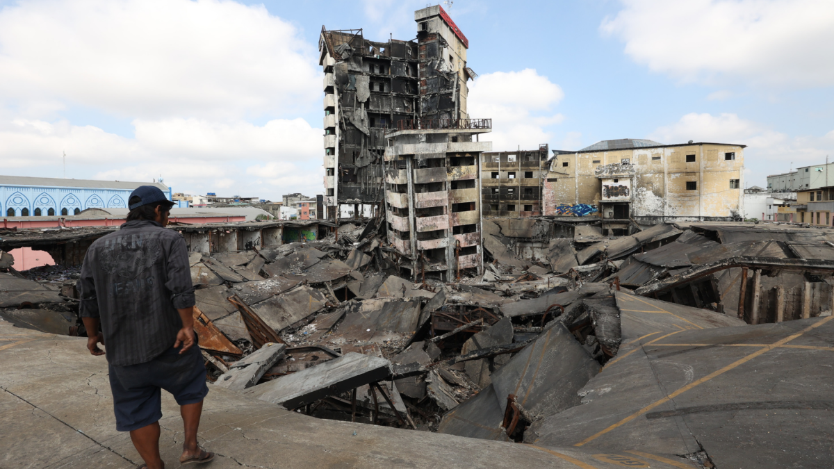 La destrucción del edificio donde funcionó el centro comercial Multicomercio pone en riesgo a quienes viven y trabajan en el centro-sur de Guayaquil.
