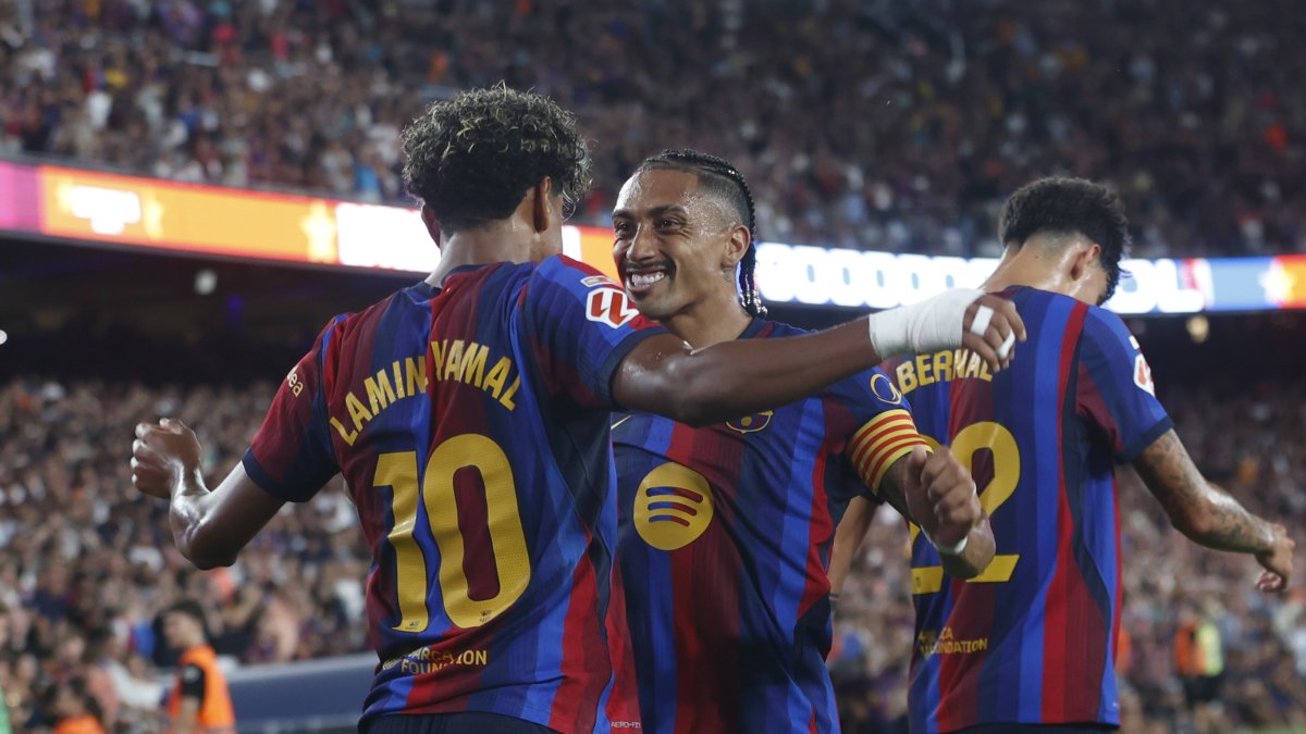 El delantero del FC Barcelona Lamine Yamal (i) celebra con Raphinha su gol, segundo gol del equipo blaugrana, en el partido ante Rayo Vallecano.