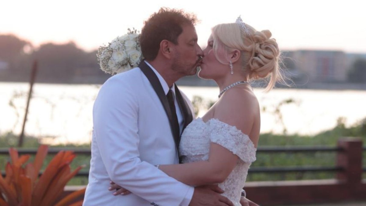 Douglas Bastidas y María Gabriela Cueva sellaron con un beso su matrimonio civil, celebrado al aire libre en Samborondón.