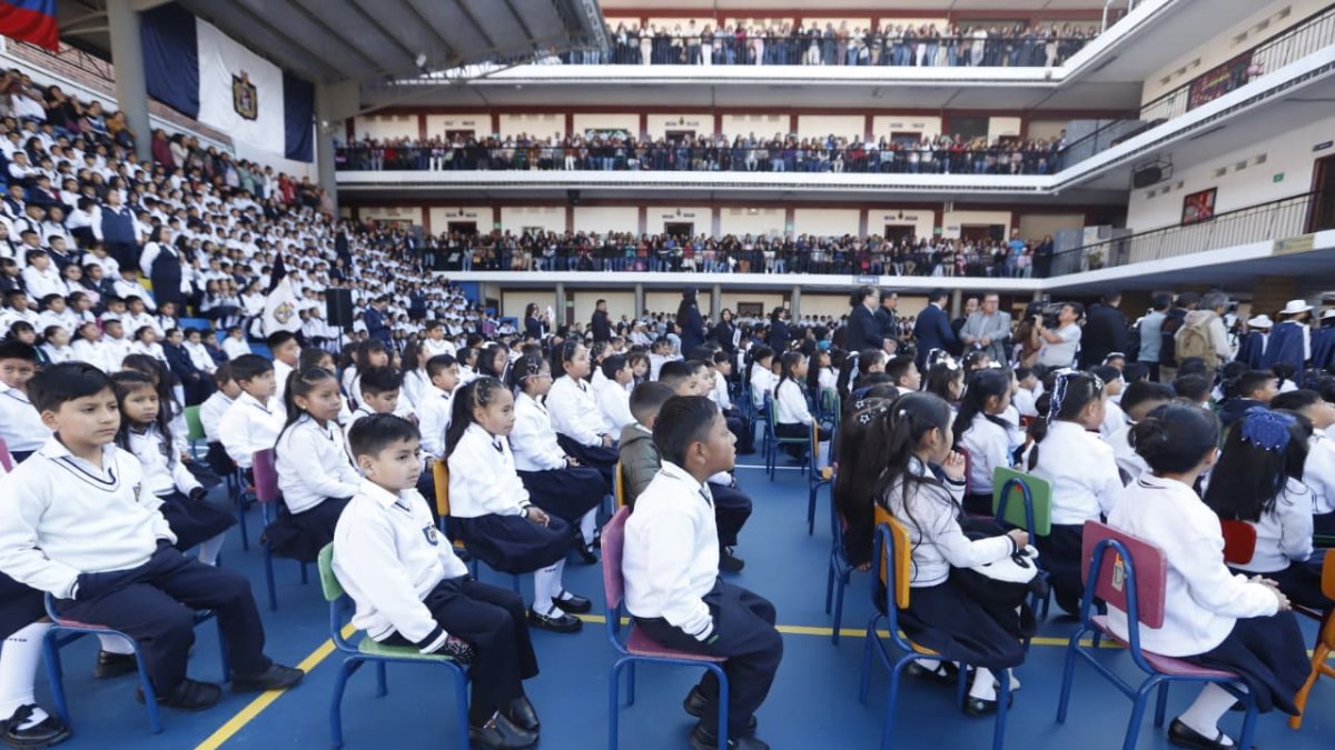 Estudiantes regresaron a las aulas este 1 de septiembre en Quito, mientras autoridades municipales inauguraron oficialmente el año lectivo 2026-2027.