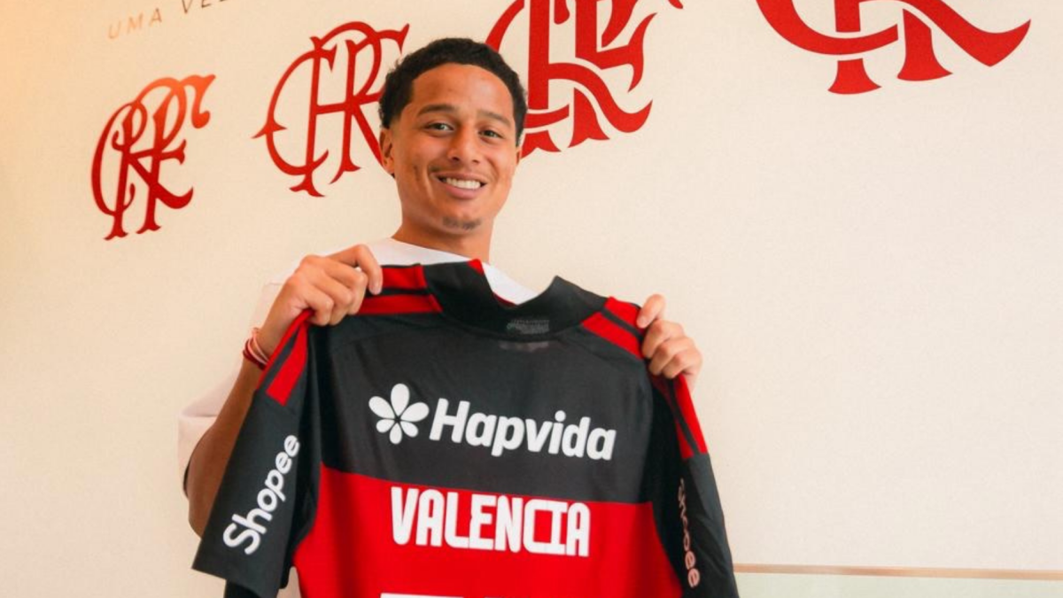 Anthony Valencia posa con la camiseta del Flamengo tras ser anunciado como nuevo refuerzo del club brasileño.