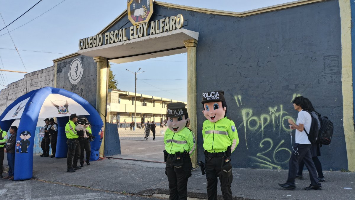La Policía Nacional estuvo presente en el colegio fiscal Eloy Alfaro como parte del Plan Escudo para reforzar la seguridad durante el regreso a clases.