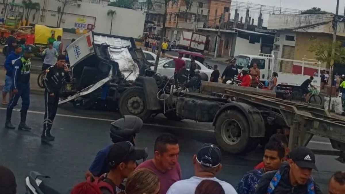 El tráiler quedó atravesado en la vía Perimetral, cerca de Trinipuerto, tras el siniestro registrado este martes 1 de septiembre.
