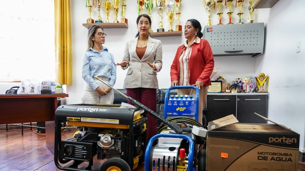 La ministra Gilda Alcívar entrega kits para inundaciones en unidades educativas a nivel nacional.