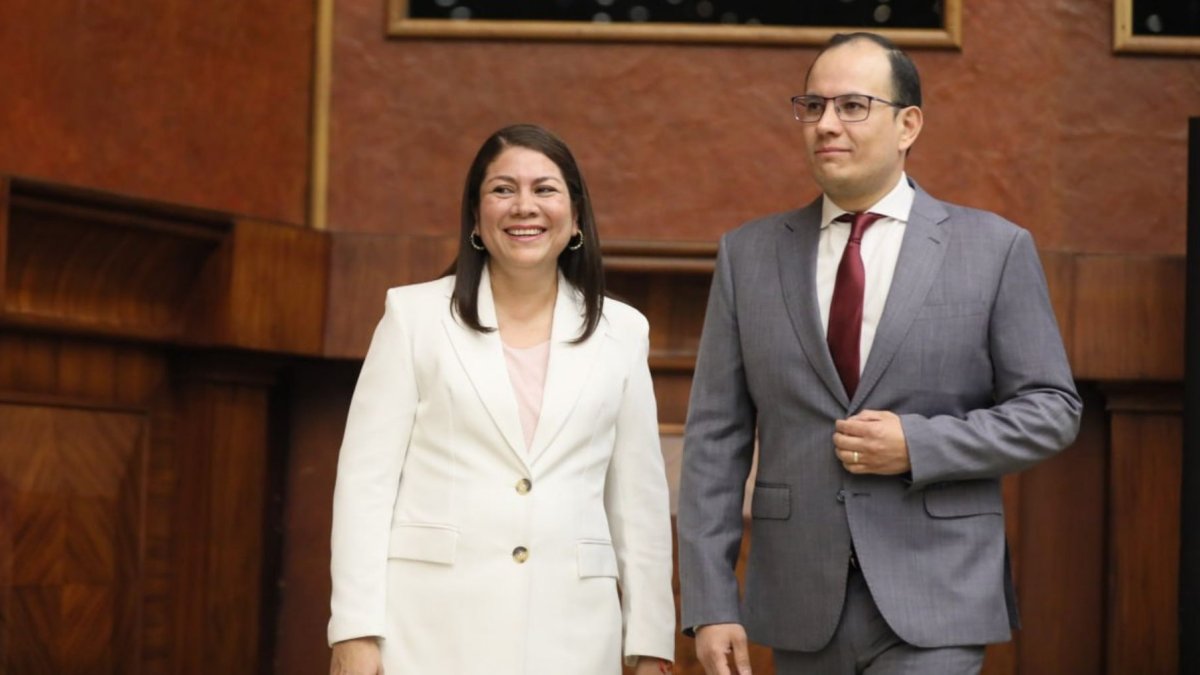 Jorge Enrique López Terán (d) y Laura Vanessa Flores Arias (i) asumieron la Secretaría y Prosecretaría de la Asamblea Nacional.
