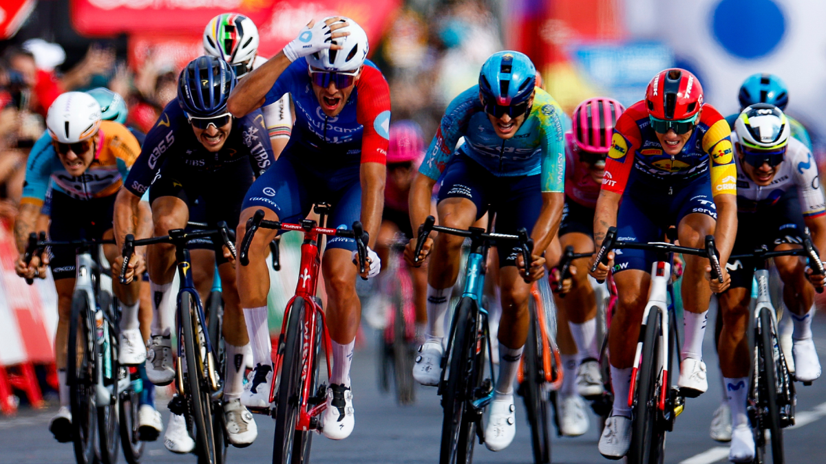 El ciclista francés del equipo Groupama-FdJ United Sebastien Tronchon (c) celebra la victoria en la décima etapa de la Vuelta a España.