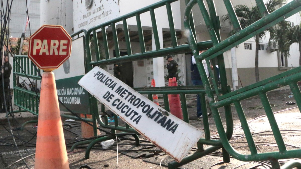 Escombros ocasionados por la detonación de un vehículo cargado con explosivos este 1 de septiembre de 2026 en Los Patios (Colombia).