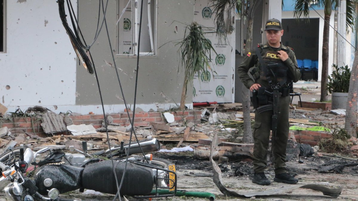 Un policía vigila el área donde ocurrió la detonación de un vehículo cargado con explosivos este martes en Los Patios (Colombia).