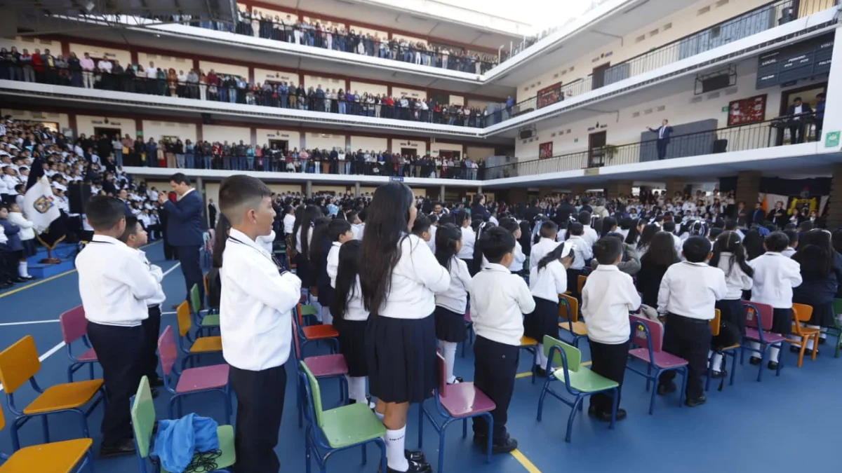 El alcalde, Pabel Muñoz, inauguró el año lectivo en la Unidad Educativa Antonio José de Sucre.