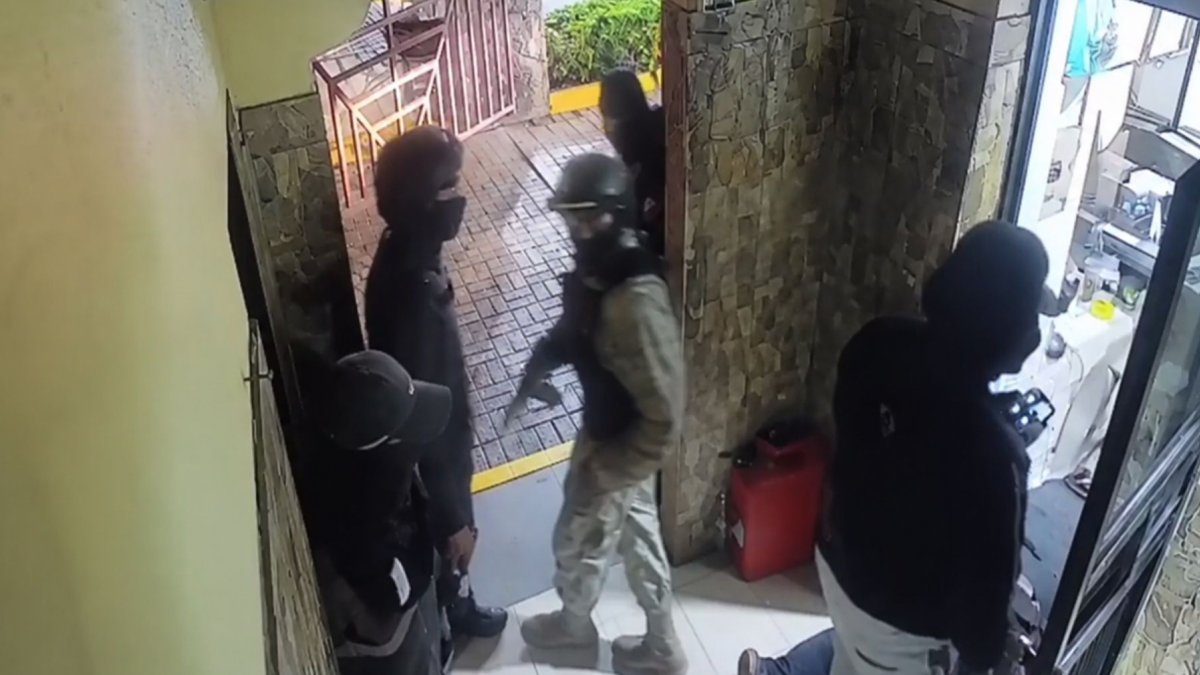 El forcejeo quedó registrado en las cámaras de seguridad.