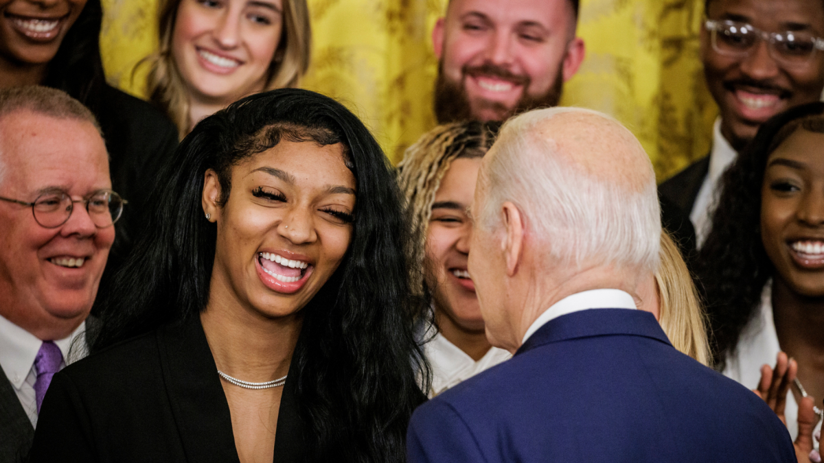 Imagen en la que puede verse a la estadounidense Angel Reese durante una recepción en la Casa Blanca.