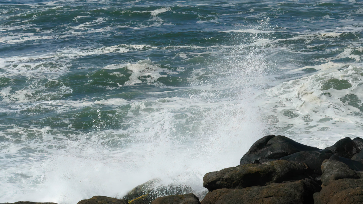 Referencial.Olas intensas golpearon la costa de San Clemente, en Manabí, durante la alerta emitida por el Inocar.