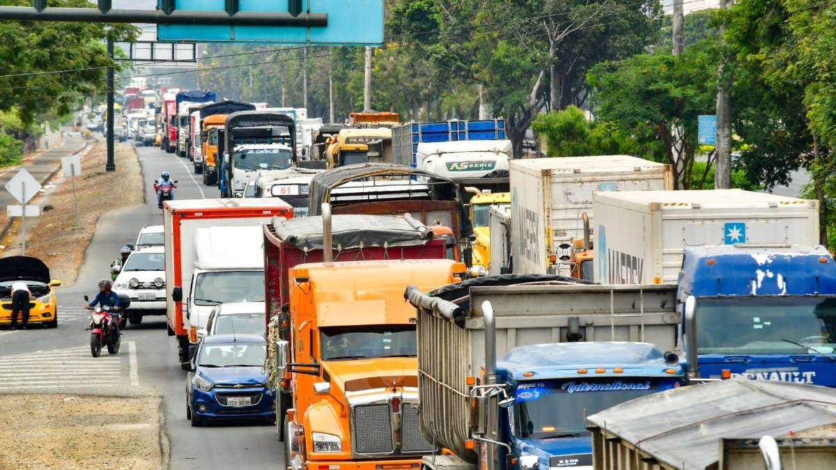 El crecimiento del transporte pesado hacia el puerto de Posorja incrementó la presión sobre una carretera de intensa circulación diaria, con vehículos de carga, residentes, estudiantes y trabajadores.