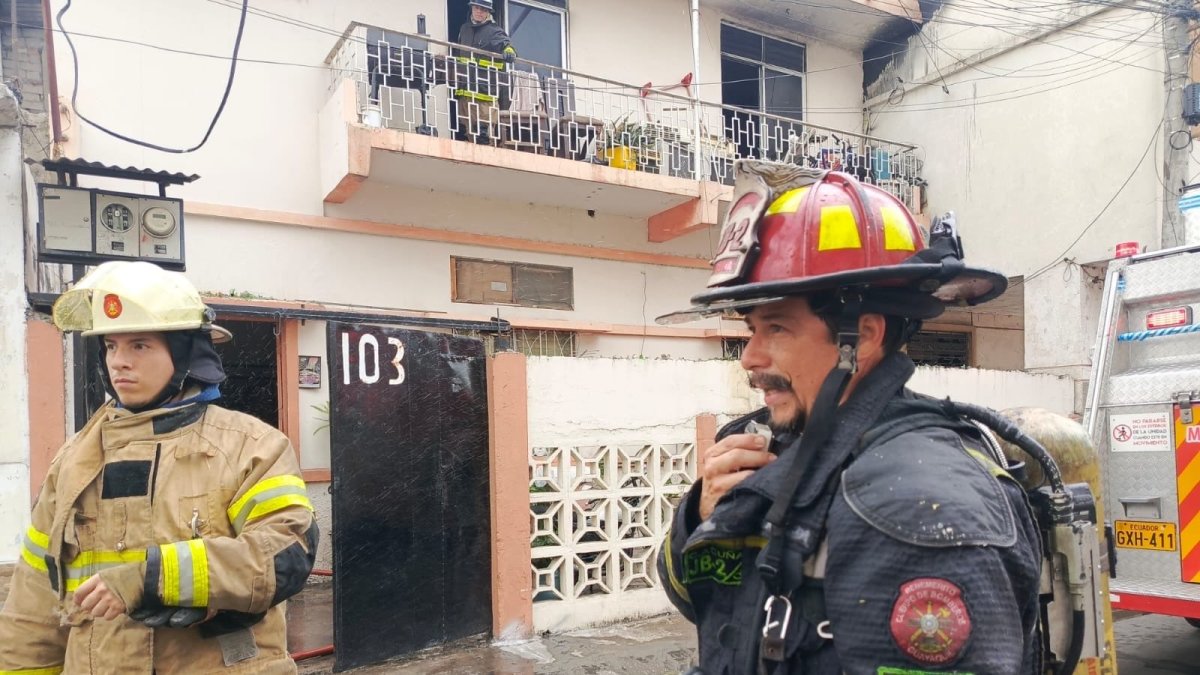Un incendio en un departamento de una vivienda de construcción mixta movilizó a 80 bomberos en el centro de Guayaquil. Los equipos abrieron parte del techo para acceder al foco y controlar las llamas.