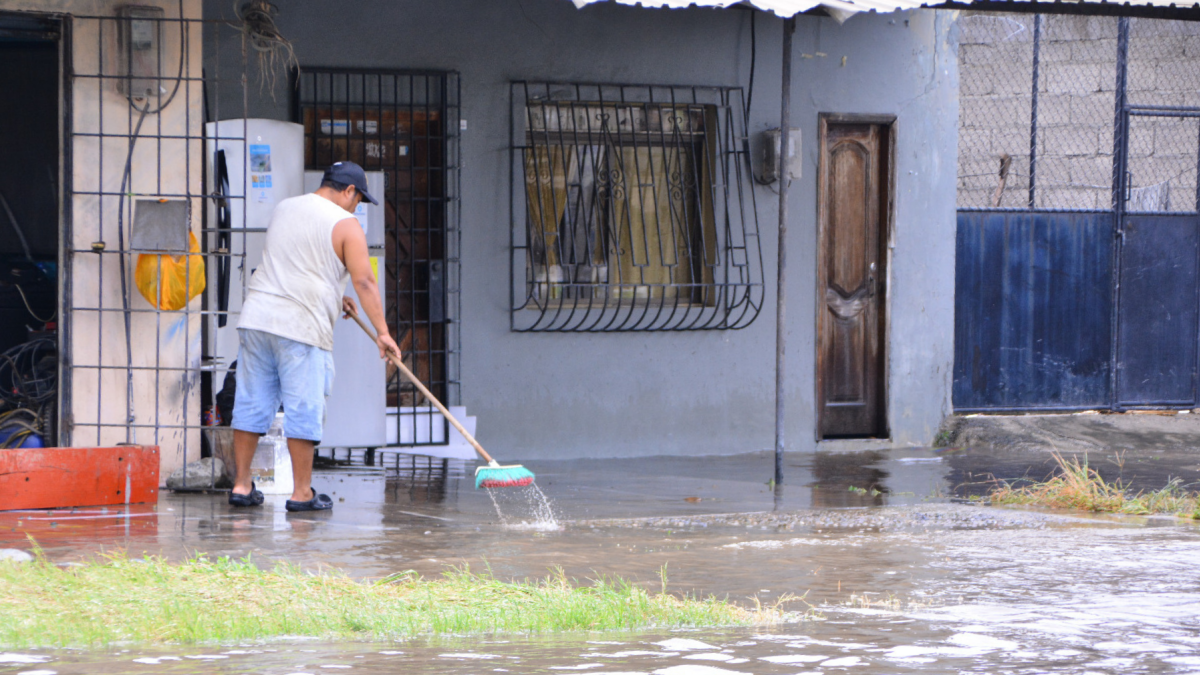 Las inundaciones han afectado a distintos sectores de Machala. El COE cantonal busca reducir el impacto de posibles lluvias intensas por el fenómeno de El Niño.