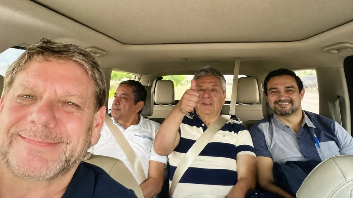 Izquierda: John Manning, CEO de Progen, junto a funcionarios de la Empresa Eléctrica Regional de Loja, donde obtuvo su primer contrato para la central de Catamayo, que también incumplió.