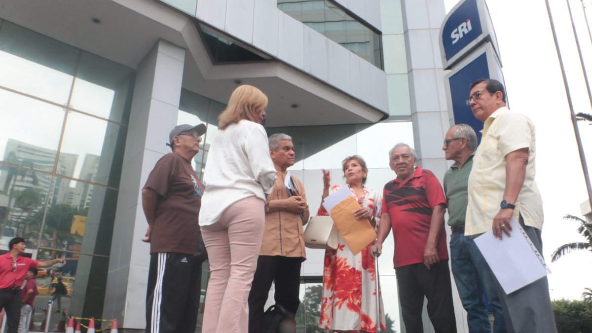 Un grupo de adultos mayores presentaron documentos de que el SRI no les ha devuelto el IVA.