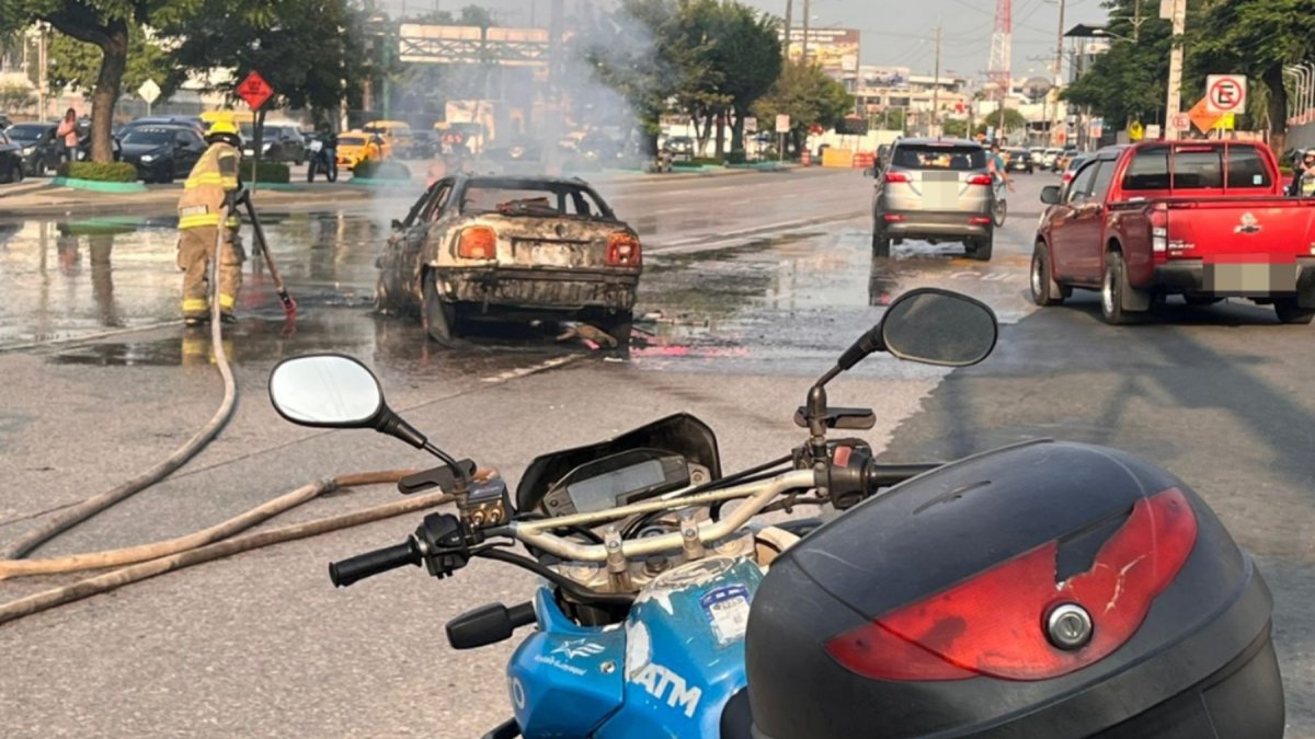 Bomberos sofocaron las llamas del vehículo.