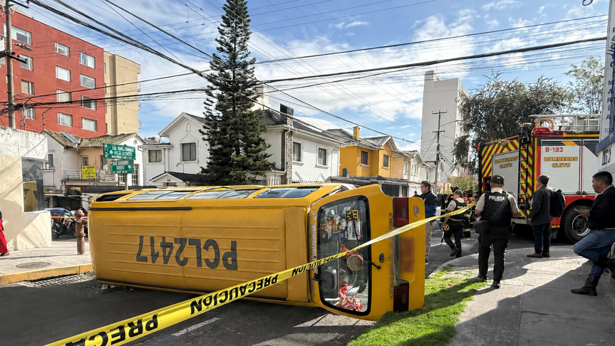 Dos furgonetas escolares chocaron en La Mariscal, Quito, durante la mañana del 2 de septiembre, provocando el cierre temporal de la vía.
