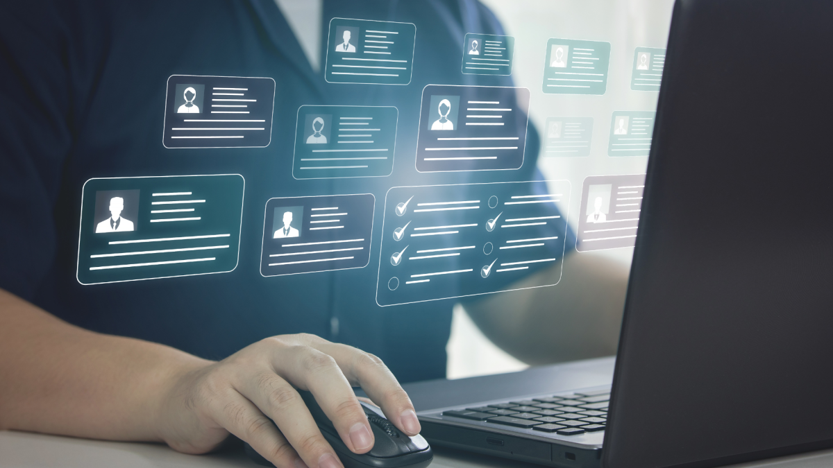 Interfaces digitales y gestión de datos bajo estricta normativa de privacidad en Ecuador.