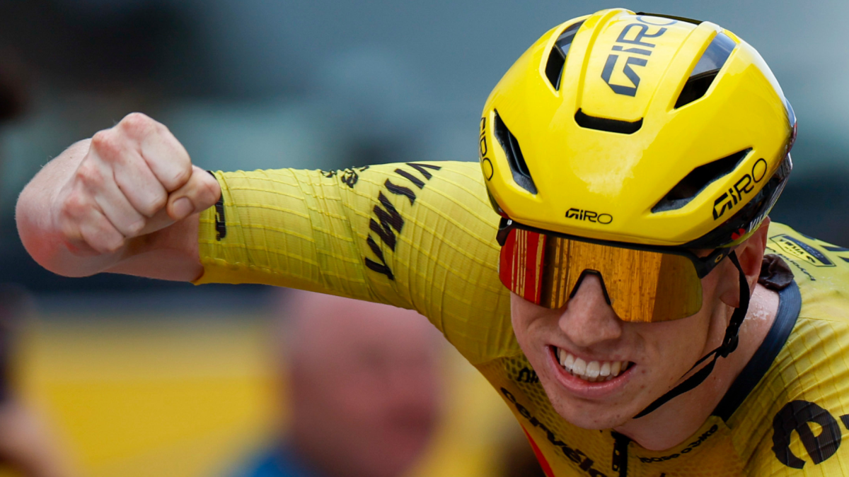 El ciclista británico del Team Visma-Lease a Bike, Matthew Brennan, celebra la victoria en la 11ª etapa de La Vuelta a España.