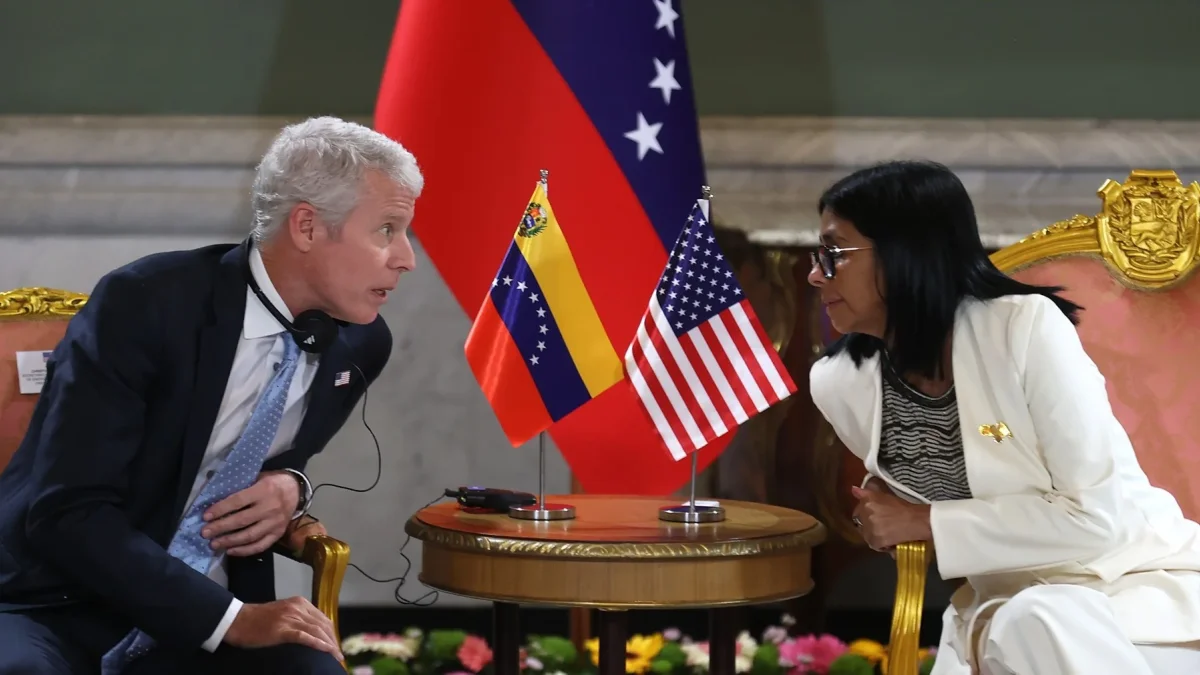 La presidenta encargada de Venezuela, Delcy Rodríguez (d), habla con el secretario de Energía de Estados Unidos, Chris Wright, durante una reunión este miércoles en Caracas (Venezuela).