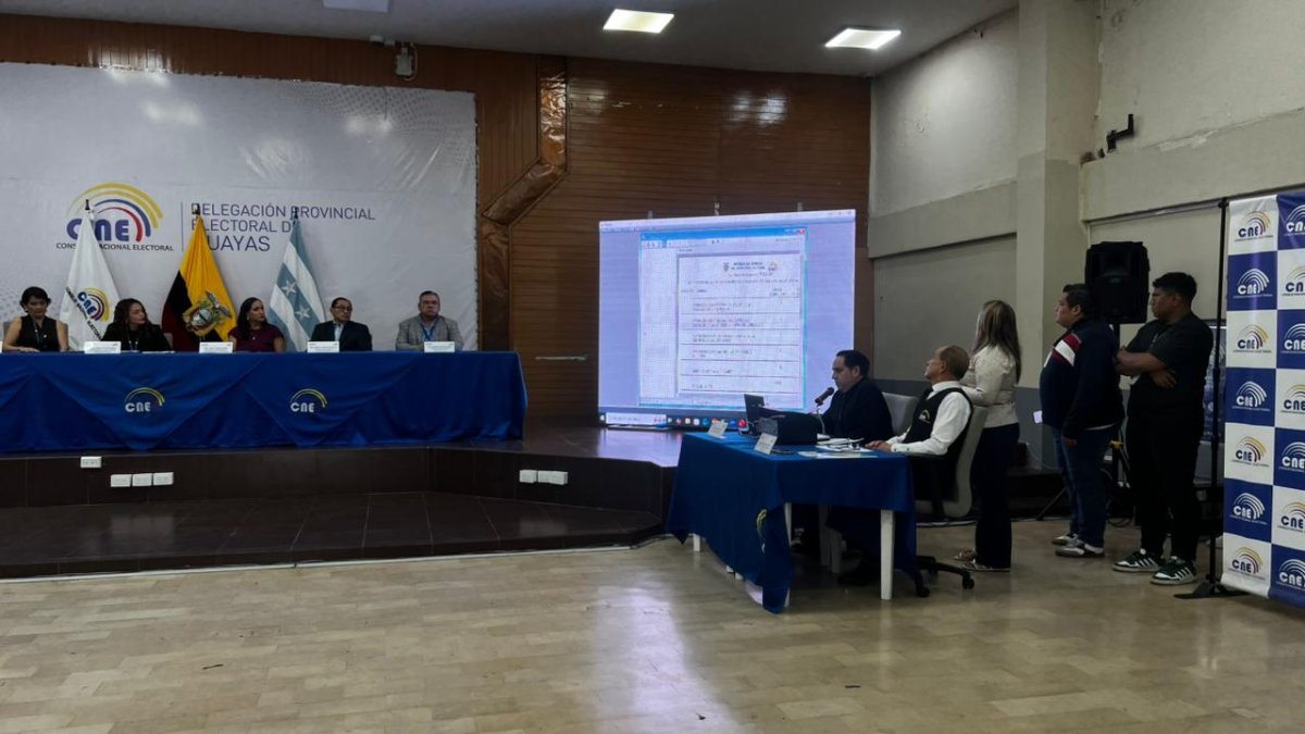 La sesión se desarrolló en el Salón de la Democracia de la Delegación Provincial del Guayas del CNE; allí se realizó el sorteo de los ciudadanos que integrarán las Juntas Receptoras del Voto.