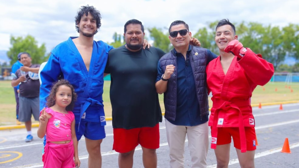Roberto Ibáñez, viceministro de Deportes, durante una actividad relacionada con el sambo en Ecuador.