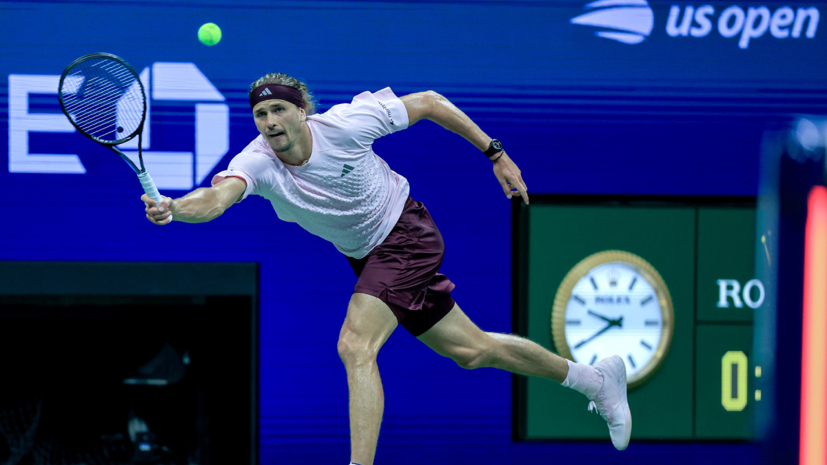 El alemán Alexander Zverev devuelve una bola en su partido ante el italiano Lorenzo Sonego del Abierto de Estados Unidos.