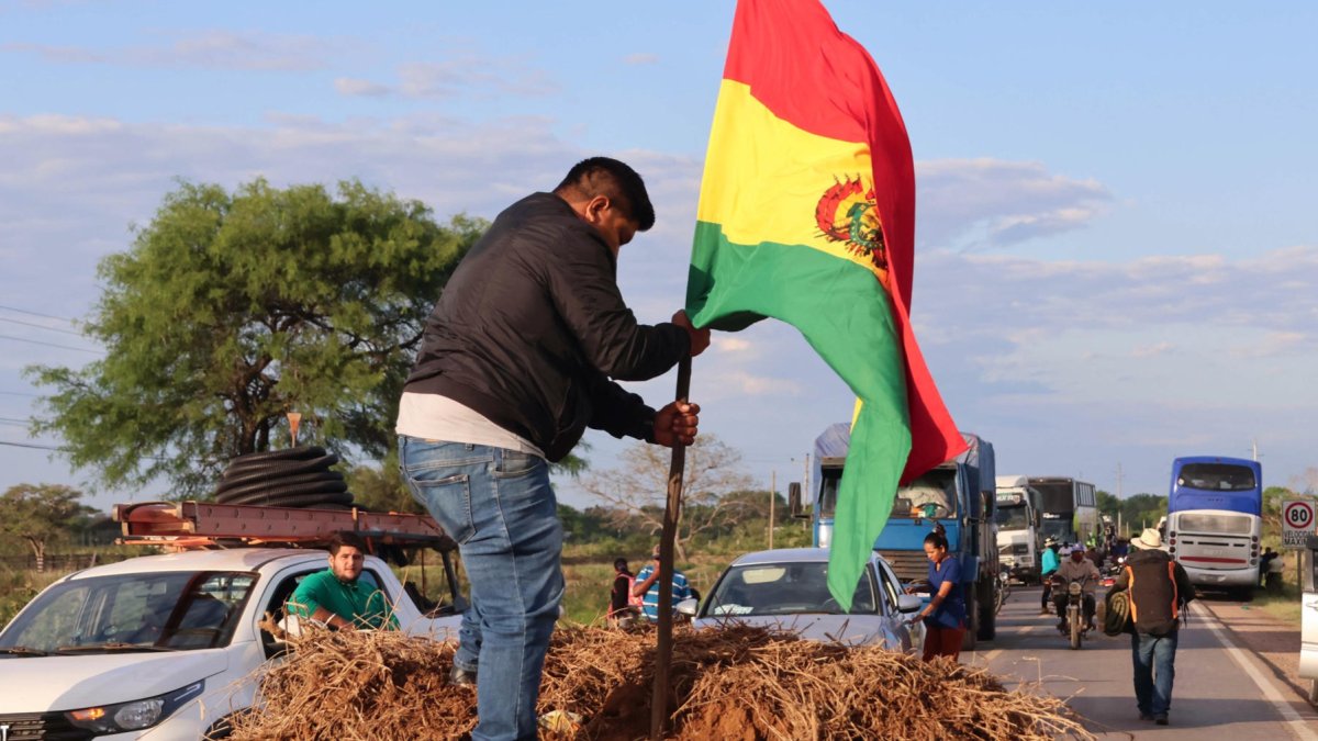 Una persona sostiene una bandera durante el bloqueo de una carretera este miércoles, en Santa Cruz (Bolivia).