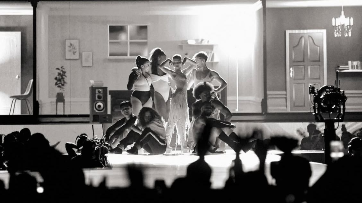 Ariana Grande durante un concierto, en plena interpretación frente a sus seguidores.