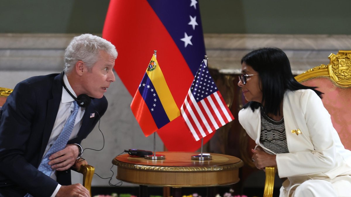 Delcy Rodríguez (d), habla con el secretario de Energía de Estados Unidos, Chris Wright, el 2 de septiembre de 2026, en Caracas (Venezuela).