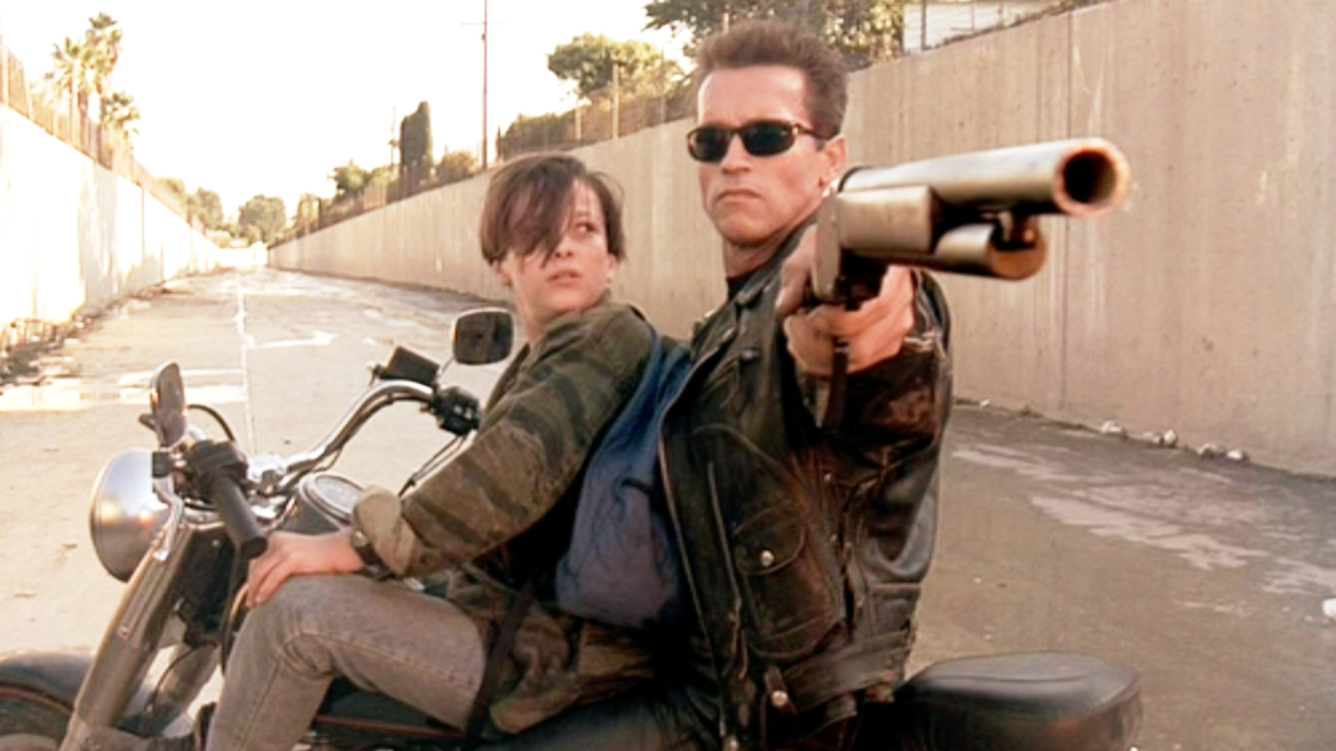 Arnold Schwarzenegger y John Connor protagonizan una de las escenas de Terminator 2: El Juicio Final, que regresa a los cines de Ecuador.