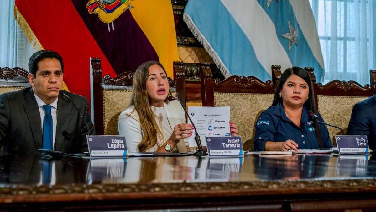 Édgar Lupera (i), gerente de la ATM; Isabel Tamariz, presidenta del directorio de Emapag; y Emily Vera, concejal.