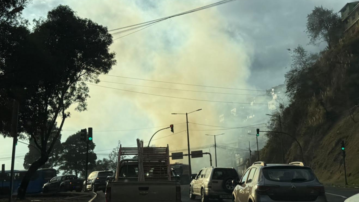 Una quema de pastizales se observó en la Autopista General Rumiñahui, la tarde del 2 de septiembre del 2026.