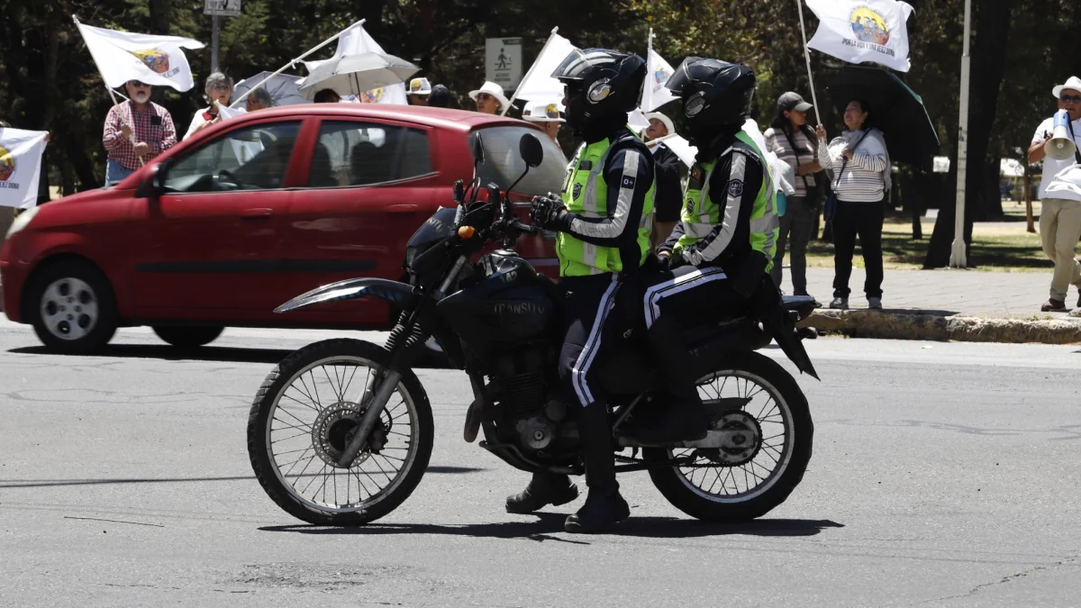 Agentes de tránsito verifican el cumplimiento del Pico y placa en Quito.