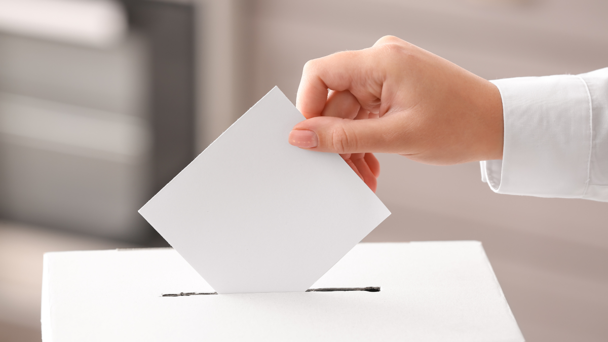 El corto periodo entre la definición de candidatos y la campaña podría favorecer a figuras políticas ya conocidas por los electores.