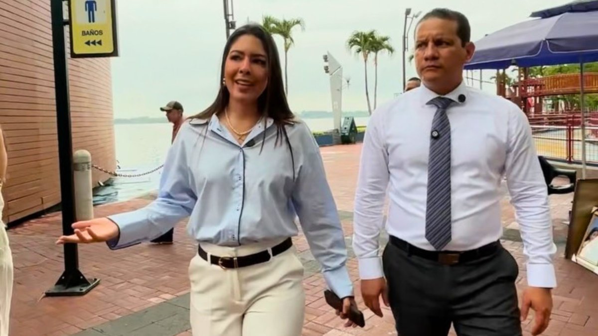 La alcaldesa subrogante, Tatiana Coronel, recorrió un baño del Malecón 2000 en compañía de Víctor Mieles, gerente de la Fundación Malecón 2000.