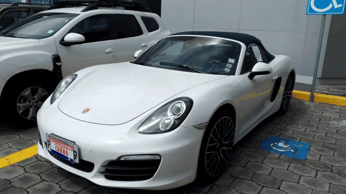 En vehículos, el bien de mayor valor es un Porsche, cuya base de subasta asciende a $65.109,60.