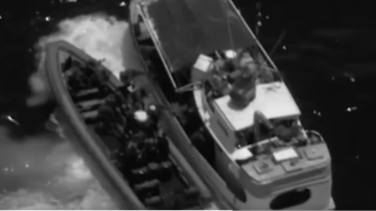 Captura de pantalla de video compartido por Comando Sur de Estados Unidos, que hundió a embarcación de Los Choneros.