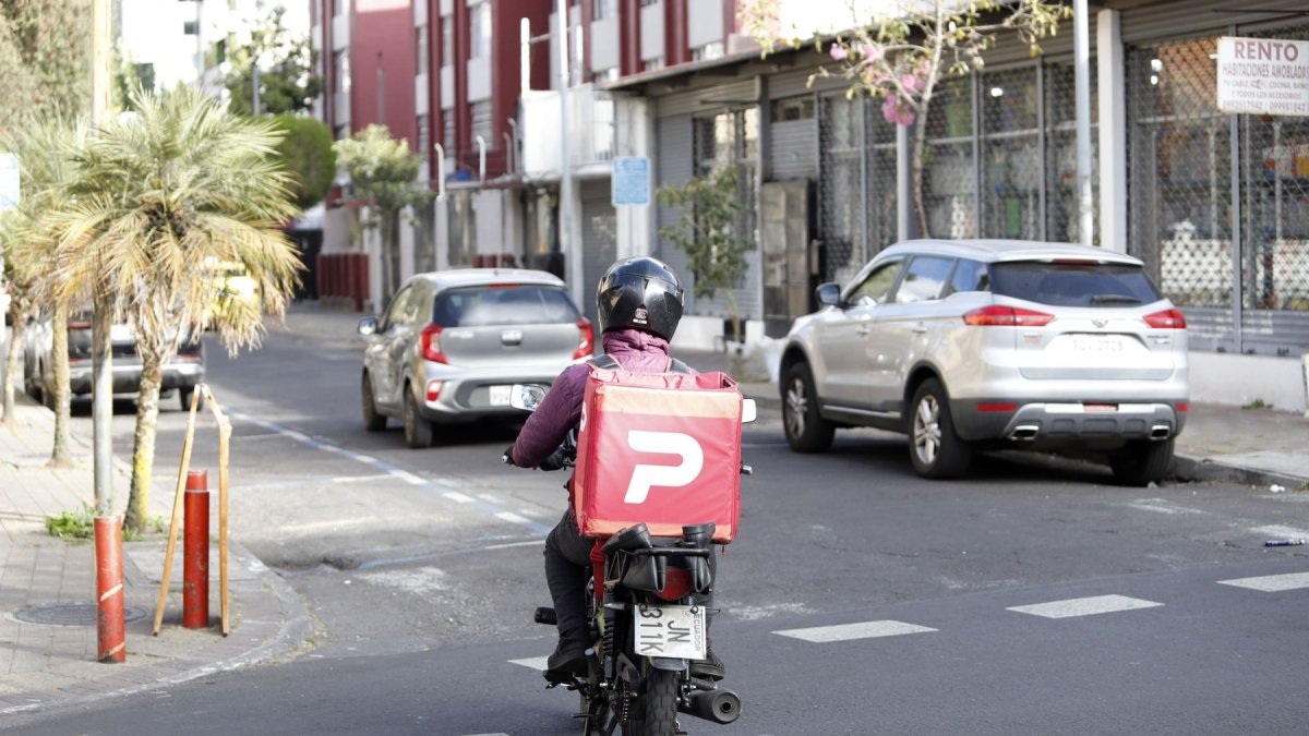 Los conductores de delivery deberán portar casco y un chaleco que los identifique.